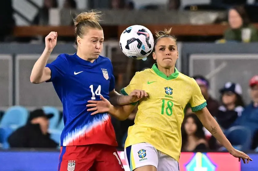 Gabi com a Amarelinha. Foto: Frederic J. Brown/AFP