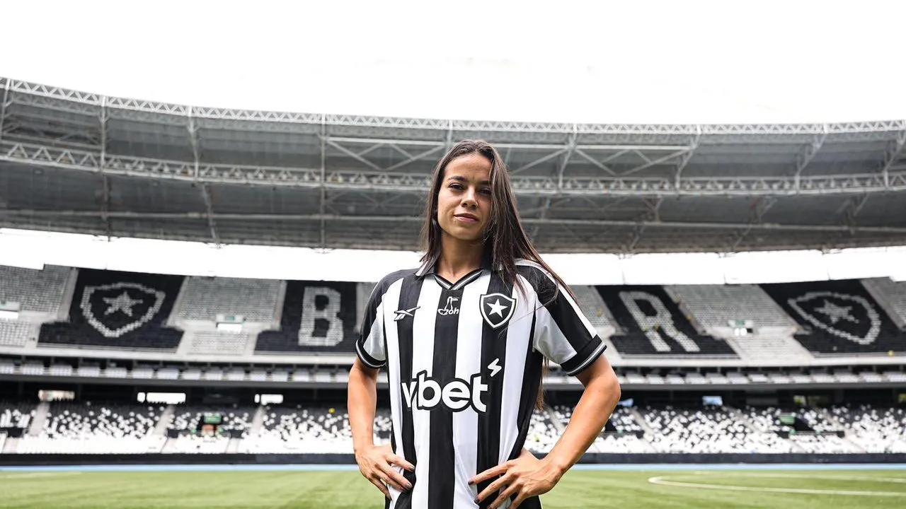 Ellen, nova atacante do Botafogo, no Nilton Santos