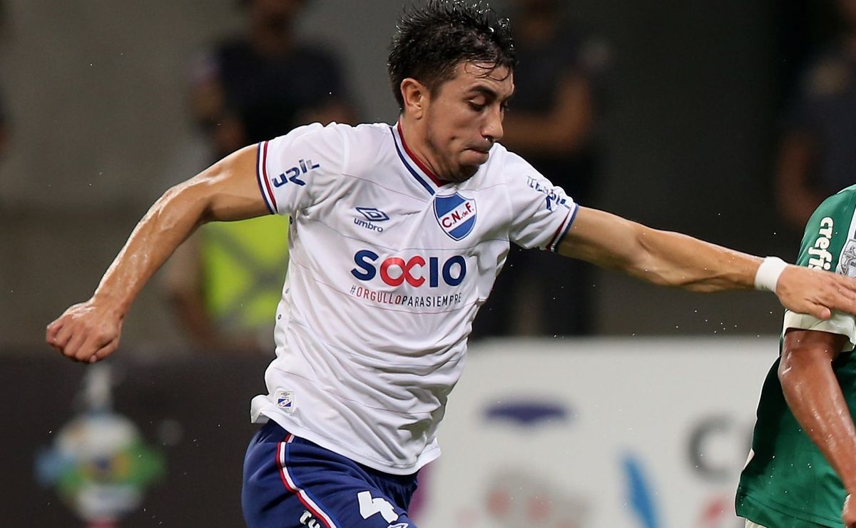 Ex-Santos, o lateral-esquerdo Jorge Fucile dá boas-vindas a Christian Oliva na Vila Belmiro