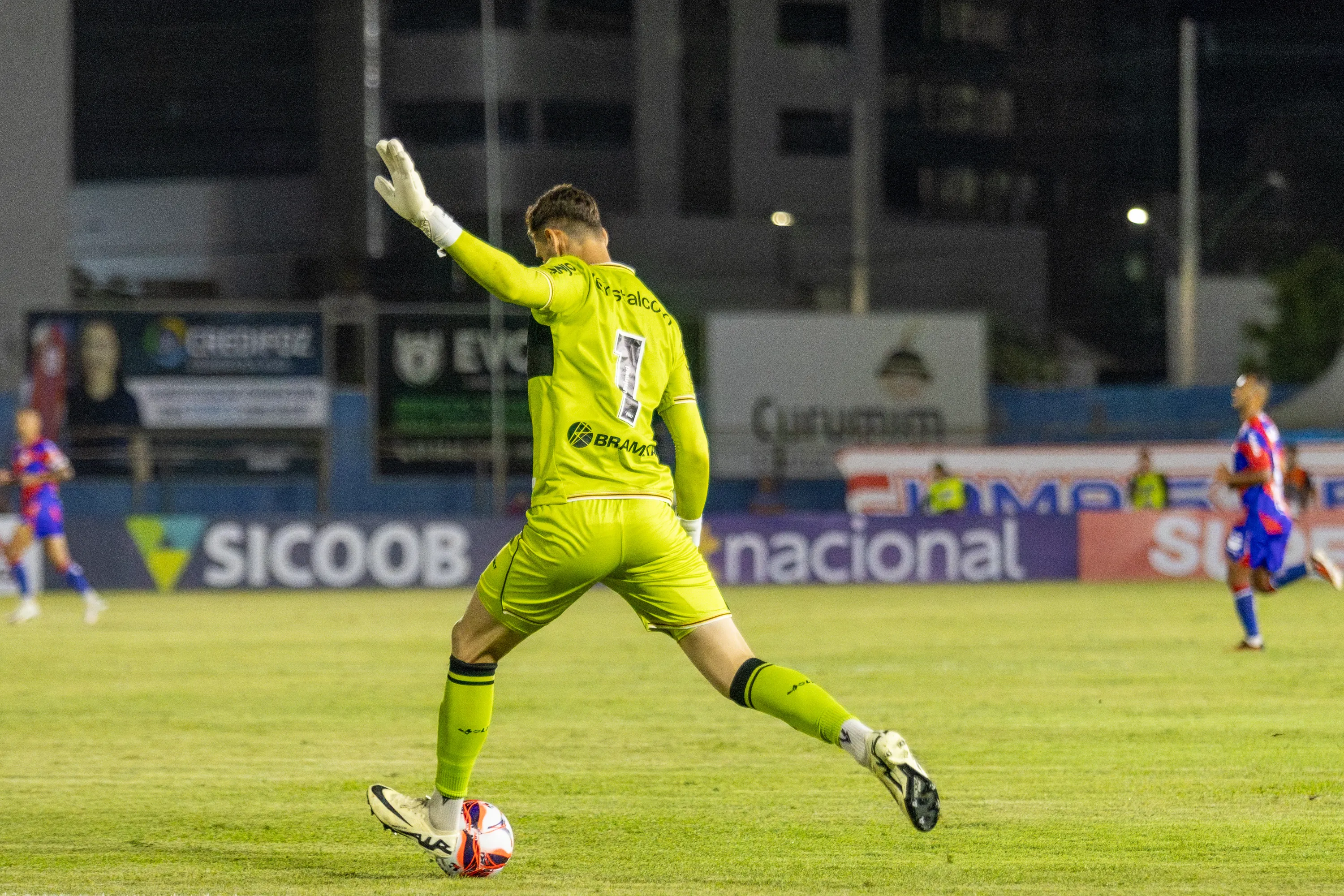 Georgemy goleiro do Criciuma faz reposicao de bola durante partida contra o Marcilio Dias no estadio Hercilio Luz pelo campeonato Catarinense 2026. Foto: Abner Cuba/AGIF