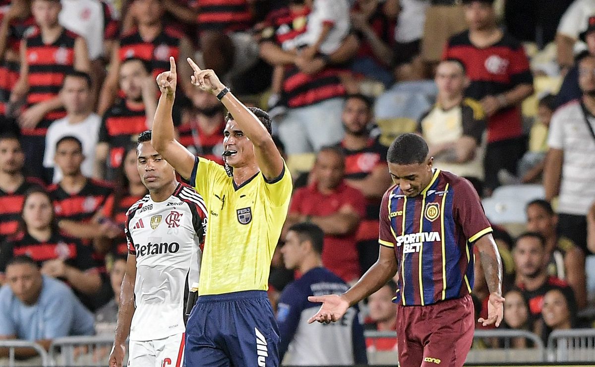 Árbitro Carlos Tadeu Ferreira de Castro recebe veredito sobre Madureira x Flamengo e acerta em polêmicas