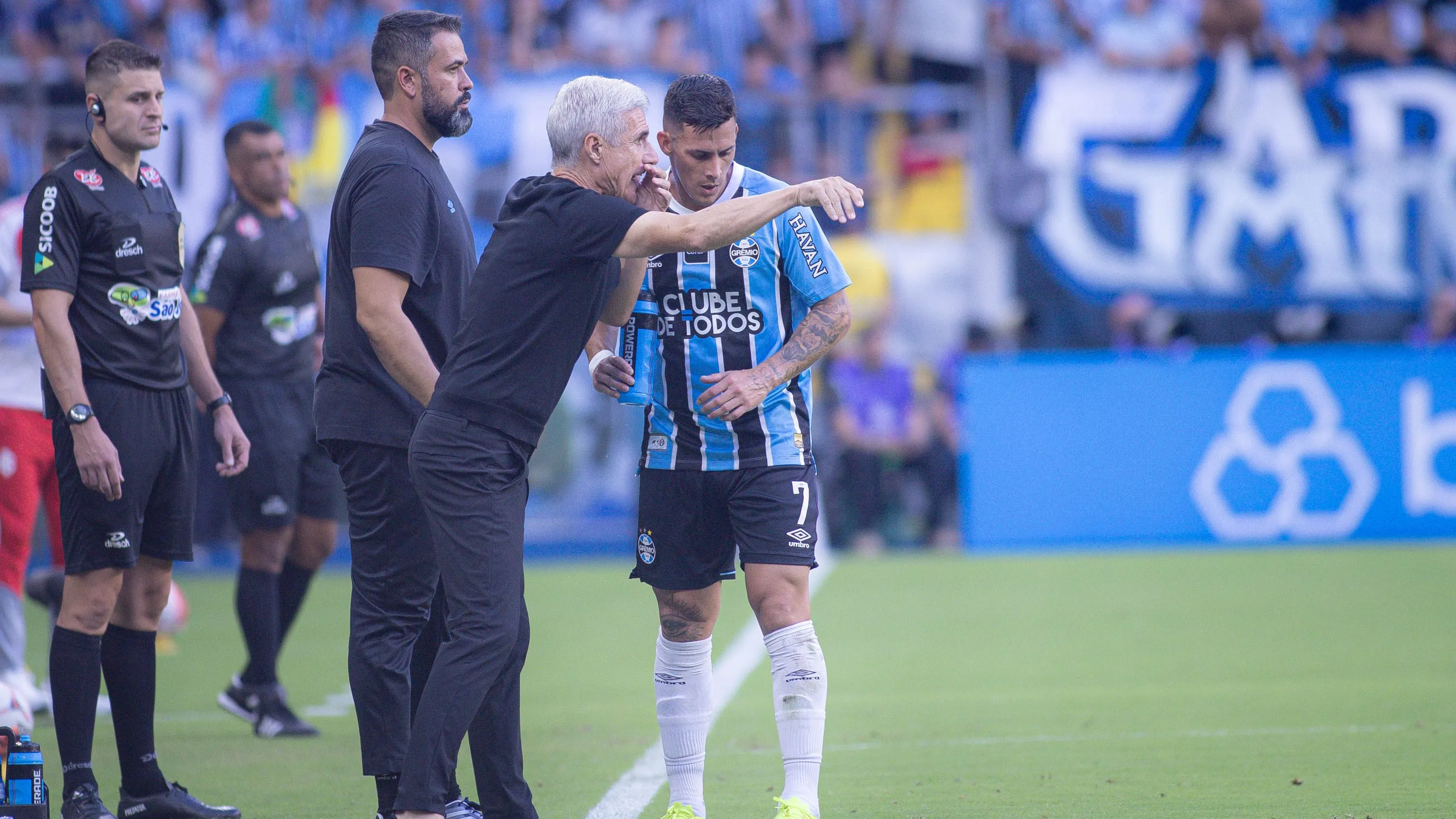 RS – PORTO ALEGRE – 01/03/2026 – GAUCHO 2026, GREMIO X INTERNACIONAL – Luis Castro tecnico do Gremio passa orientacoes a Cristian Pavon jogador do Gremio durante partida contra o Internacional no estadio Arena do Gremio pelo campeonato Gaucho 2026. Foto: Maxi Franzoi/AGIF