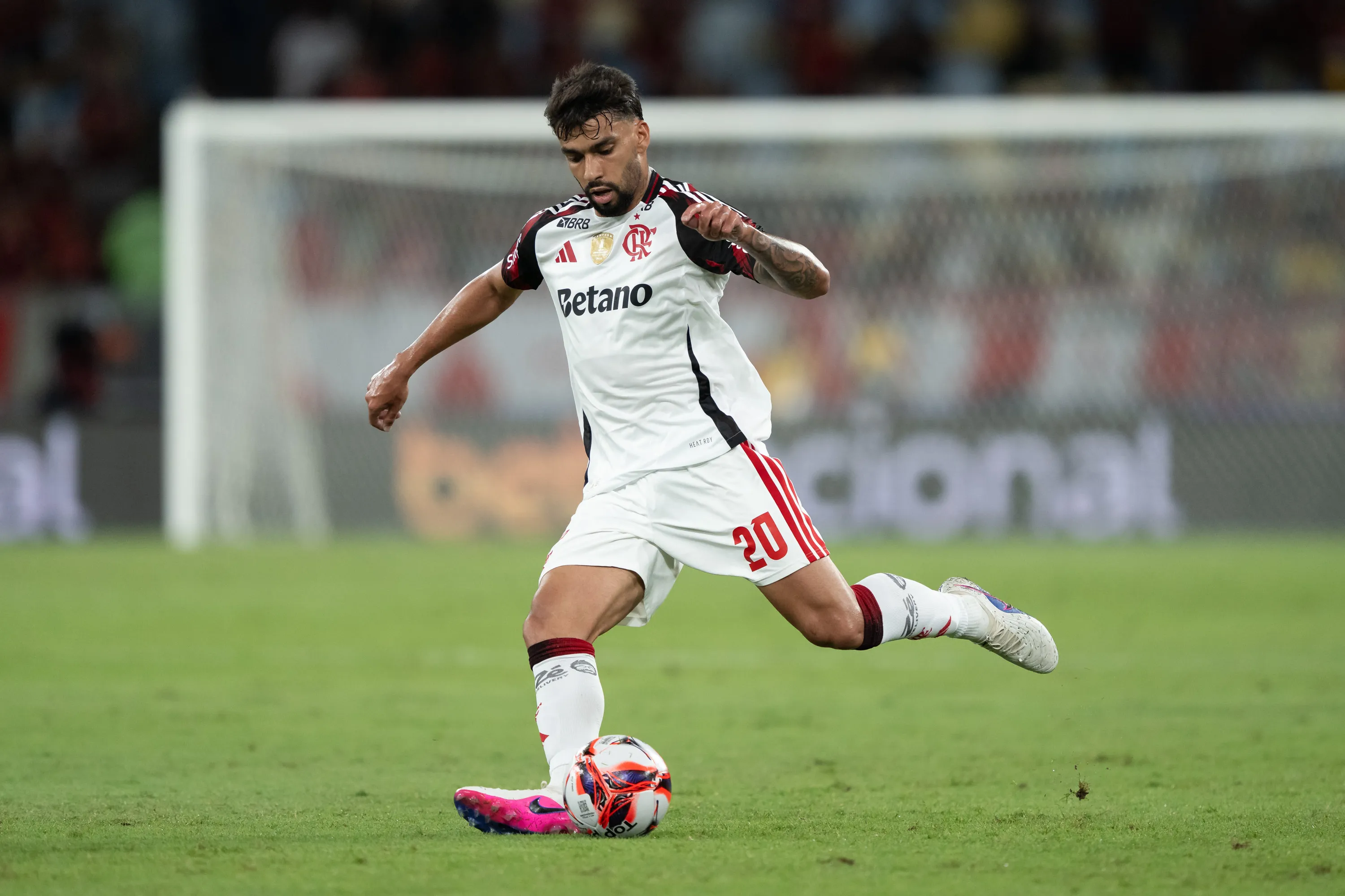 Paquetá durante partida pelo Flamengo. Foto: Jorge Rodrigues/AGIF