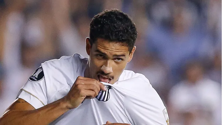 - Lucas Veríssimo com a camisa do Santos