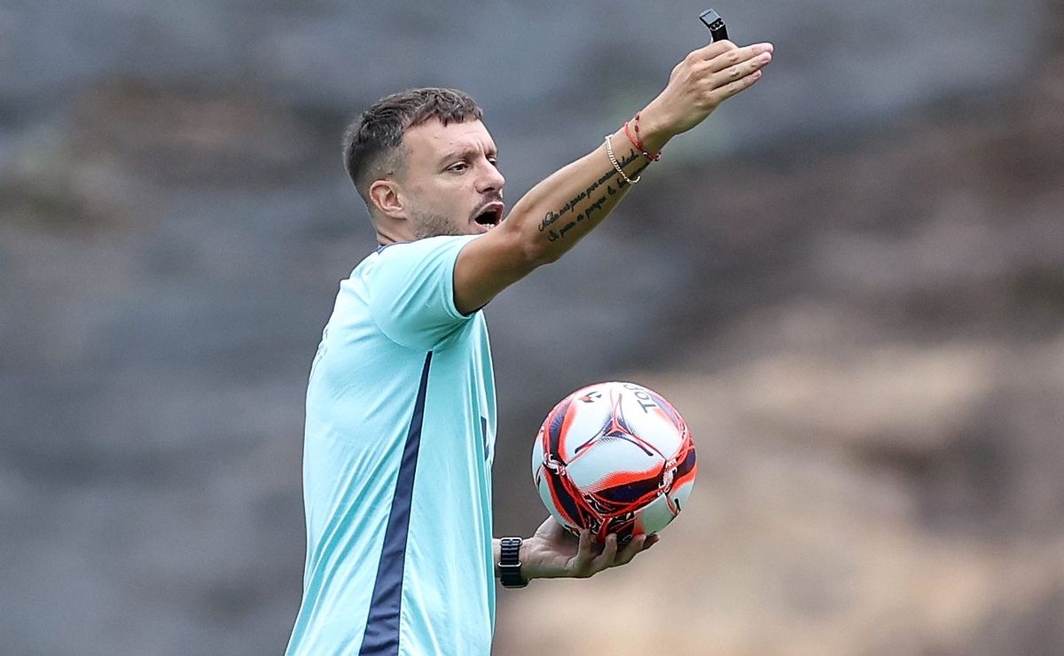 Anselmi muda o esquema para Libertadores e escalação do Botafogo deve ter duas novidades no ataque