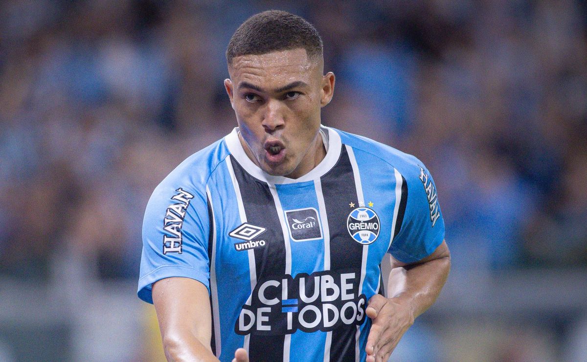 Internacional questiona interferência de Carlos Vinícius em 2° gol do Grêmio e reclama do VAR