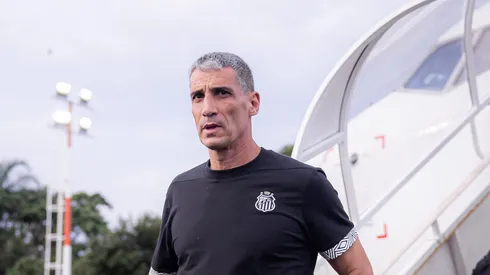 Juan Pablo Vojvoda técnico do Santos durante viagem com a equipe