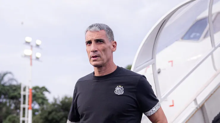Juan Pablo Vojvoda técnico do Santos durante viagem com a equipe