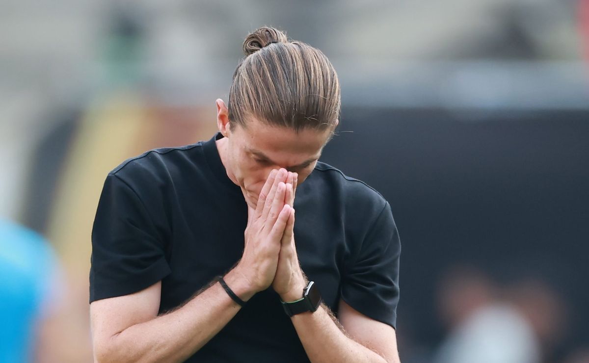 Filipe Luís está aberto para ouvir propostas por um novo emprego após deixar o Flamengo; Valencia buscou informações