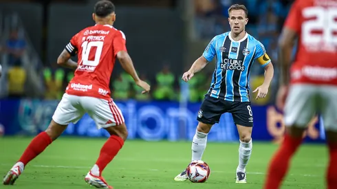 Arthur (D) se envolveu em polêmica com Borré no clássico