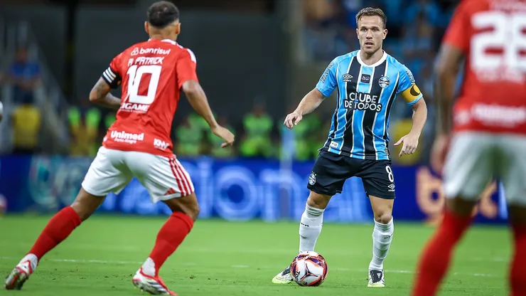 Arthur (D) se envolveu em polêmica com Borré no clássico