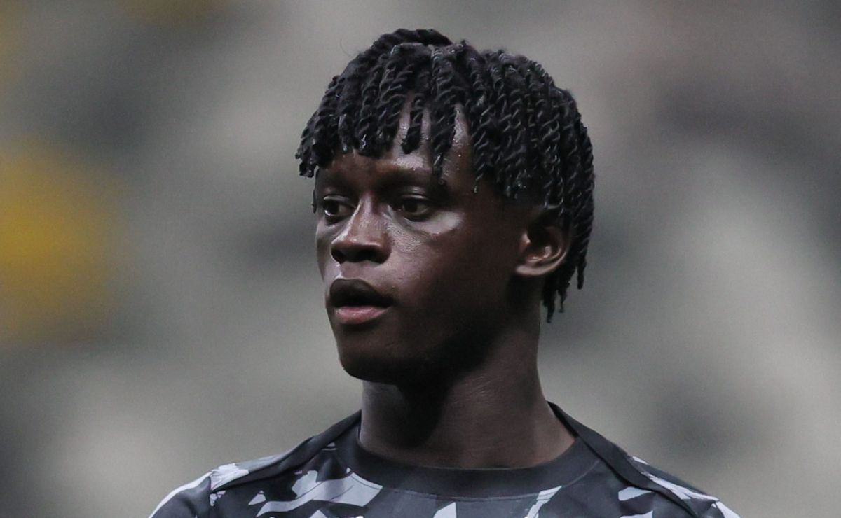 Domínguez impõe condição para manter Cissé entre os titulares do Atlético-MG: “Precisa crescer”