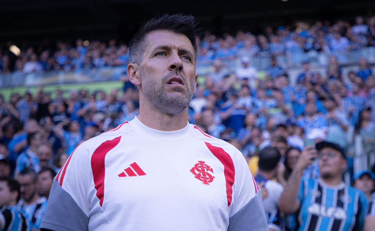 Paulo Pezzolano tem decisão importante no Internacional ao precisar encontrar substituto para Bernabei