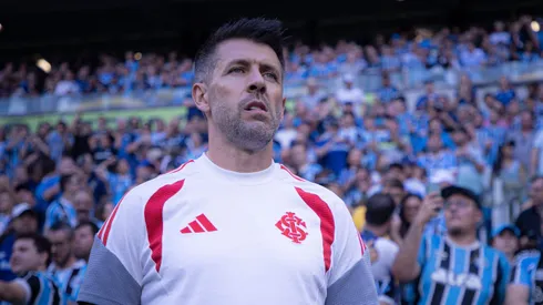 Paulo Pezzolano, técnico do Internacional durante partida contra o Gremio no estadio Arena do Gremio pelo campeonato Gaucho 2026.
