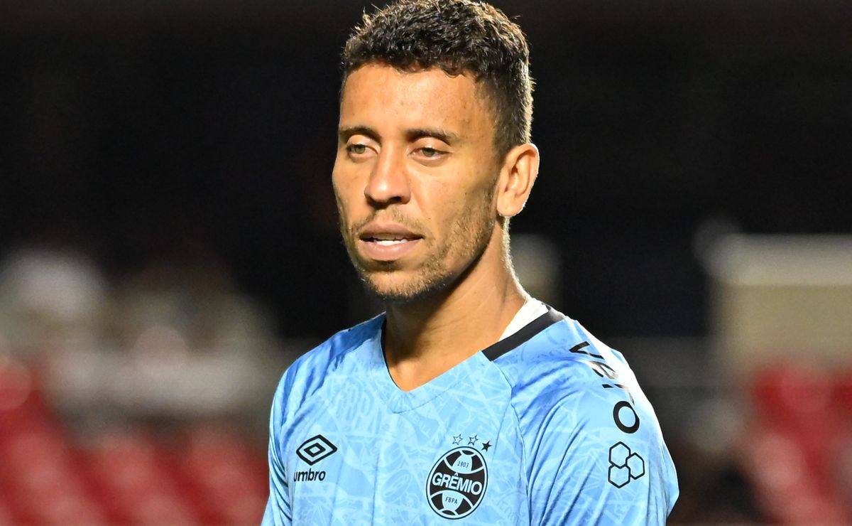 Marcos Rocha não deve ser liberado pelo Grêmio e segue no clube mesmo após perder espaço