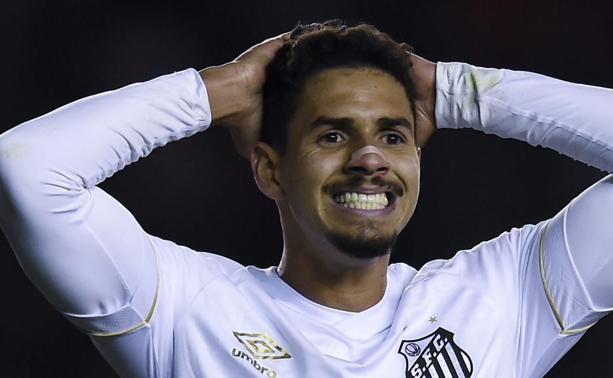 Palmeiras procura Lucas Veríssimo e o zagueiro escolhe assinar por 3 anos com o Santos
