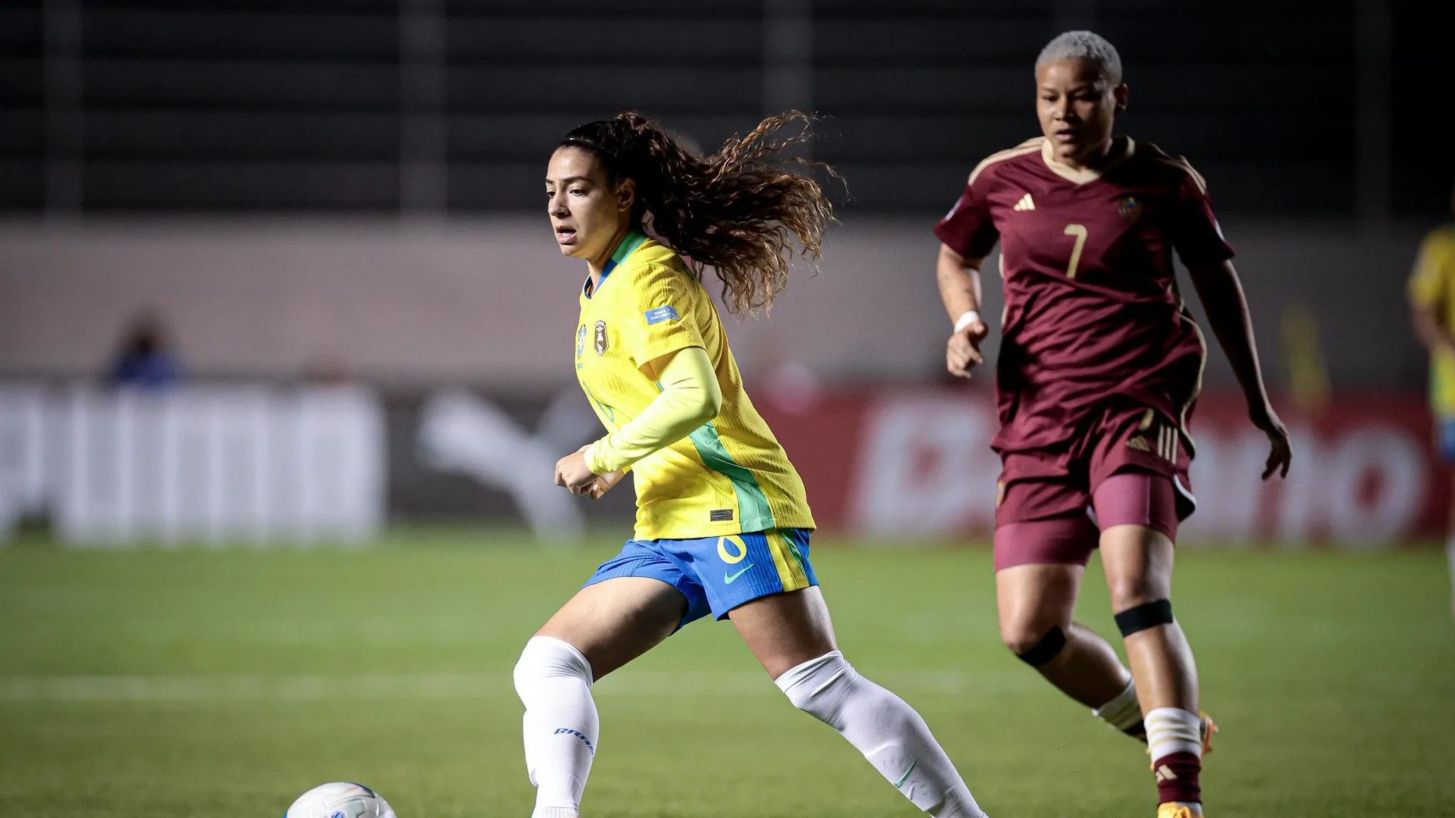 Angelina, da Seleção Feminina, em campo contra Venezuela