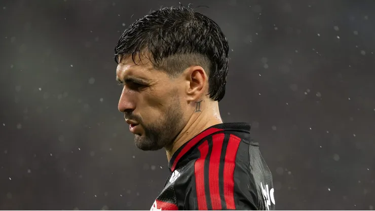 De Arrascaeta jogador do Flamengo lamenta durante partida contra o Lanus no estadio Maracana