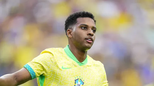 Rodrygo comemorando gol com a camisa 10 do Brasil.