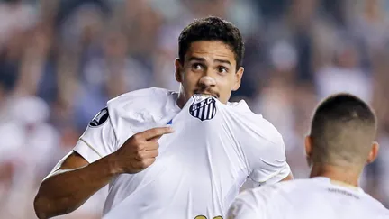 Lucas Veríssimo está próximo de voltar ao Santos - Foto: Marcello Zambrana/AGIF.