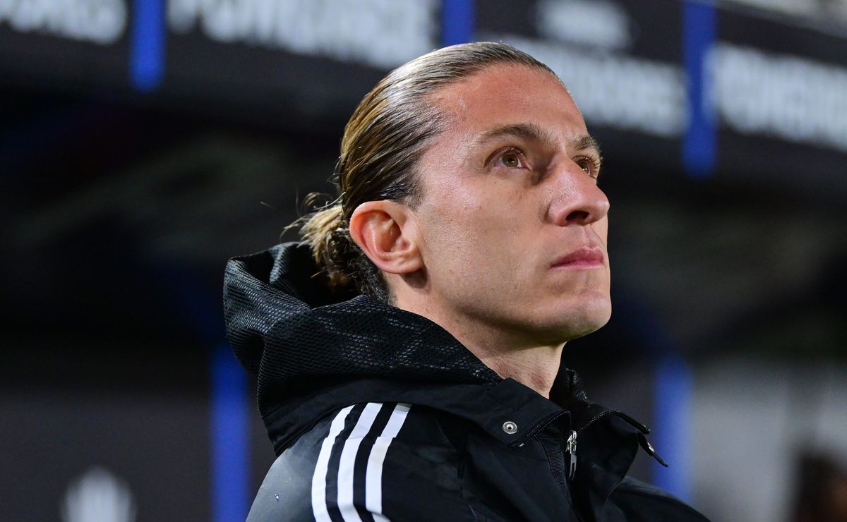 Filipe Luís decide permanecer no Brasil após demissão no Flamengo e agrada diretoria do Cruzeiro
