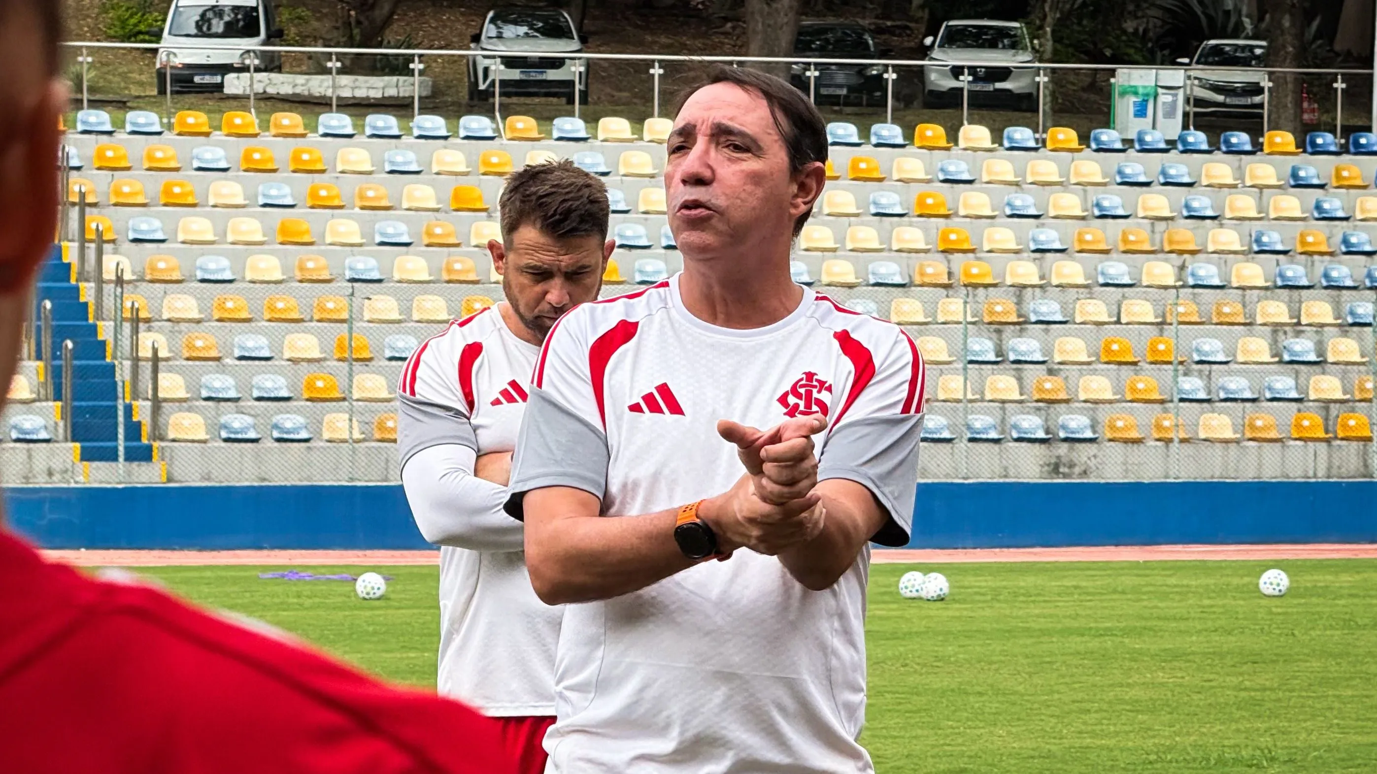 Treinador do Internacional feminino, Maurício Salgado, em treino