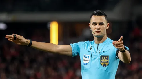 PR – CURITIBA – 23/11/2025 – BRASILEIRO B 2025, ATHLETICO-PR X AMERICA-MG – O arbitro Matheus Delgado Candancan durante partida entre Athletico-PR e America-MG no estadio Arena da Baixada pelo campeonato Brasileiro B 2025. Foto: Robson Mafra/AGIF
