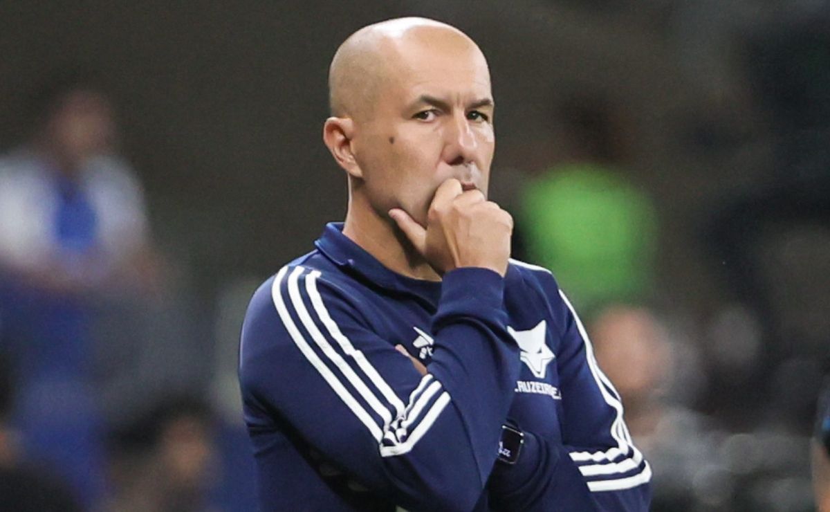 Torcedores do Cruzeiro criticam o técnico português Leonardo Jardim por possível acerto com o Flamengo