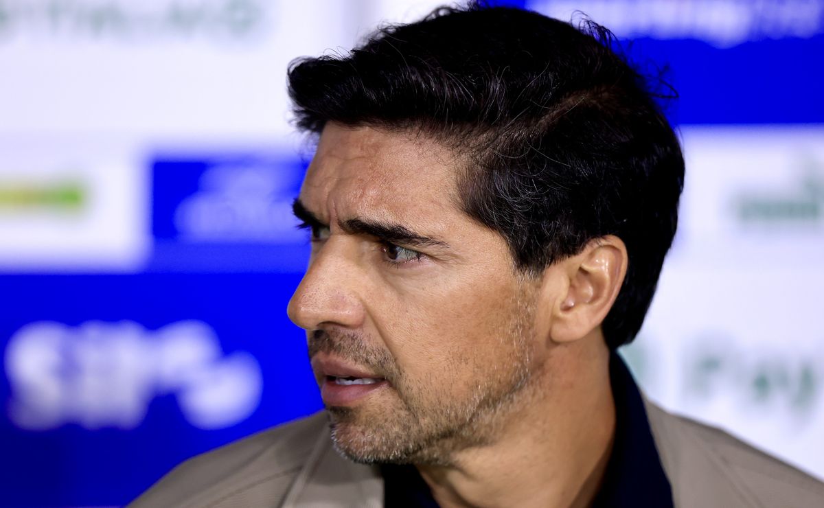 Abel Ferreira manda recado após ser perguntado sobre demissão de Filipe Luís: “Brasil não é para amadores”