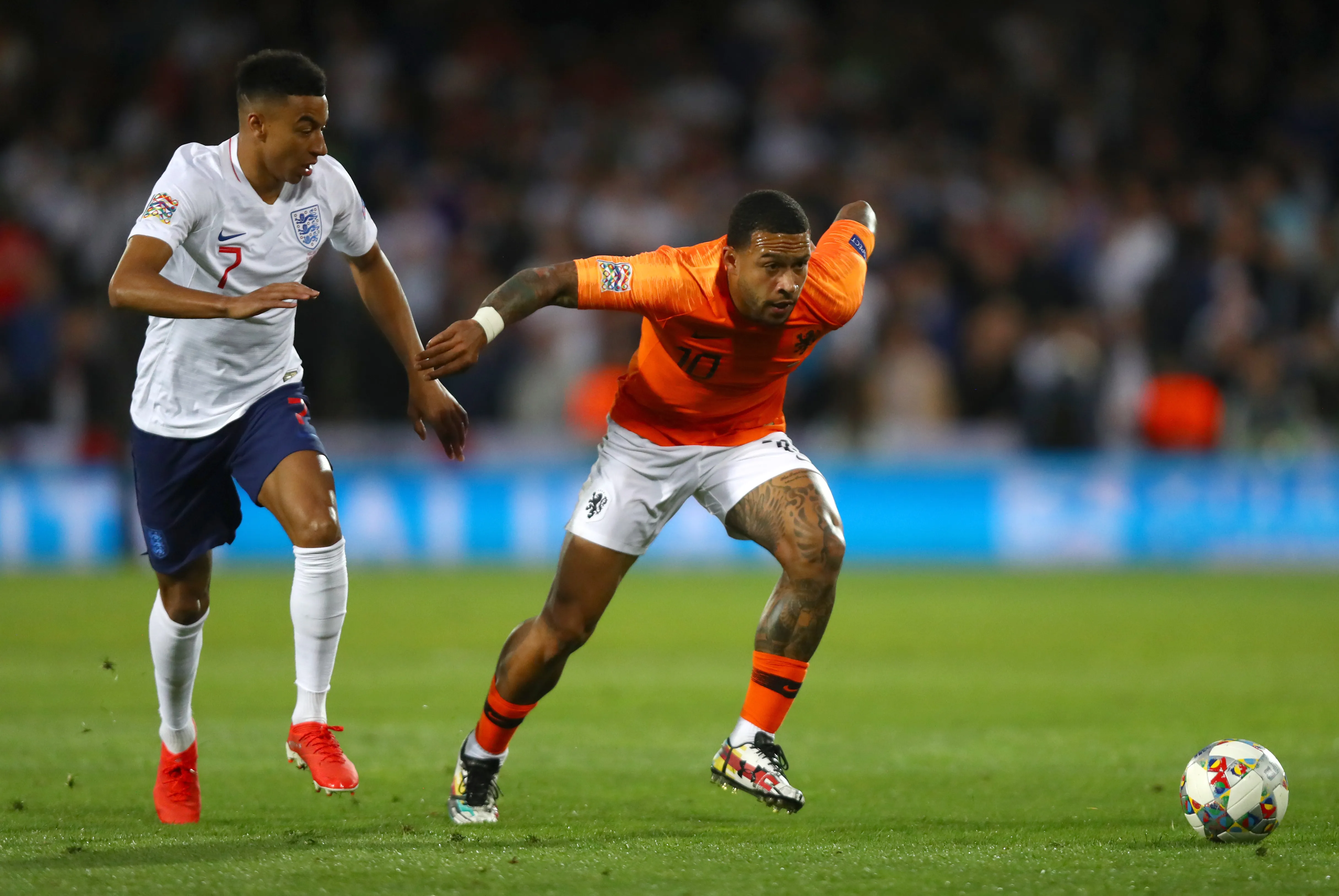 Memphis Depay e Jesse Lingard se enfrentando pela semifinal da UEFA Nations League em 2019. (Photo by Dean Mouhtaropoulos/Getty Images)