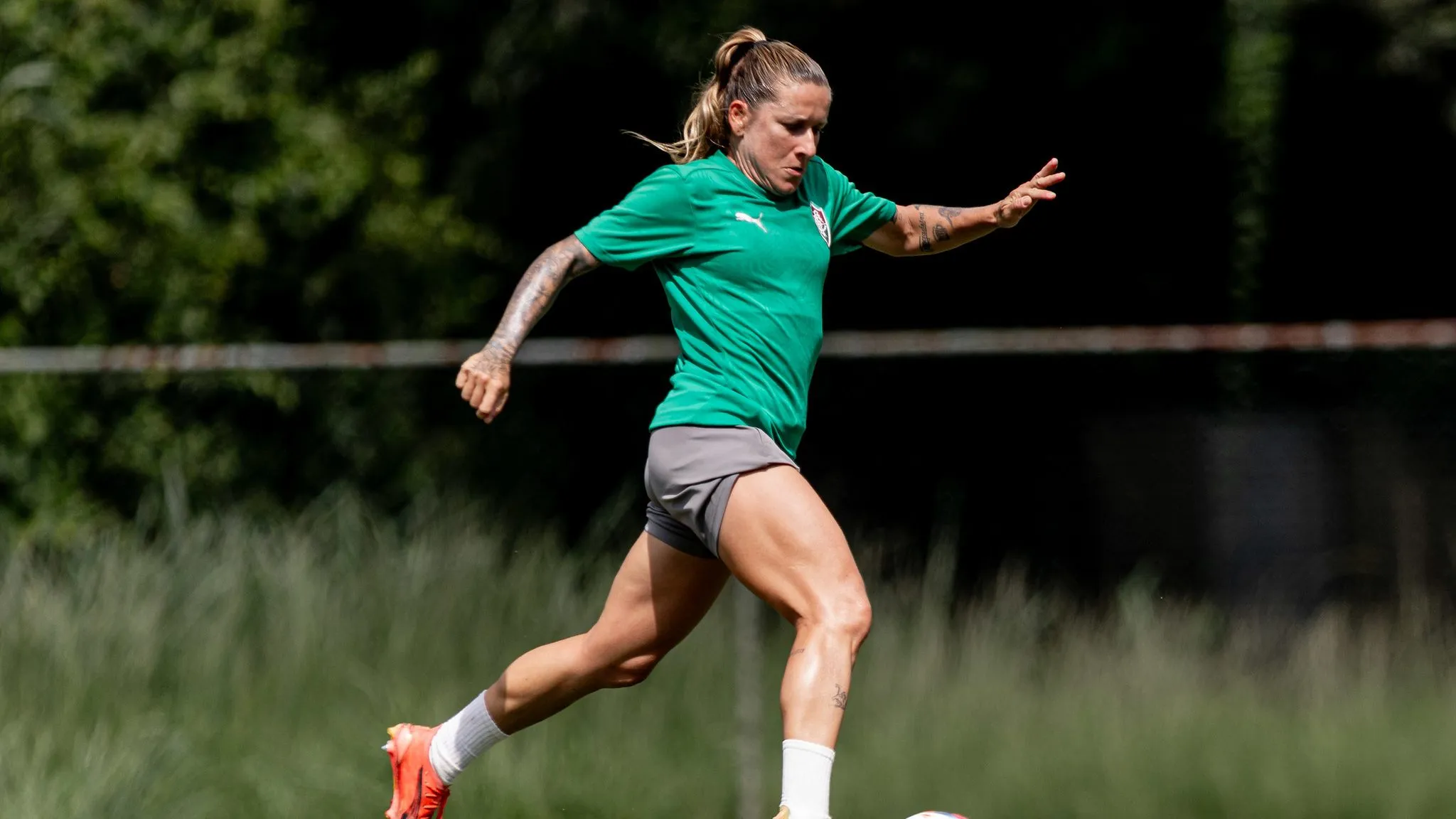 Jogadora do Fluminense em treinamento em Xerém