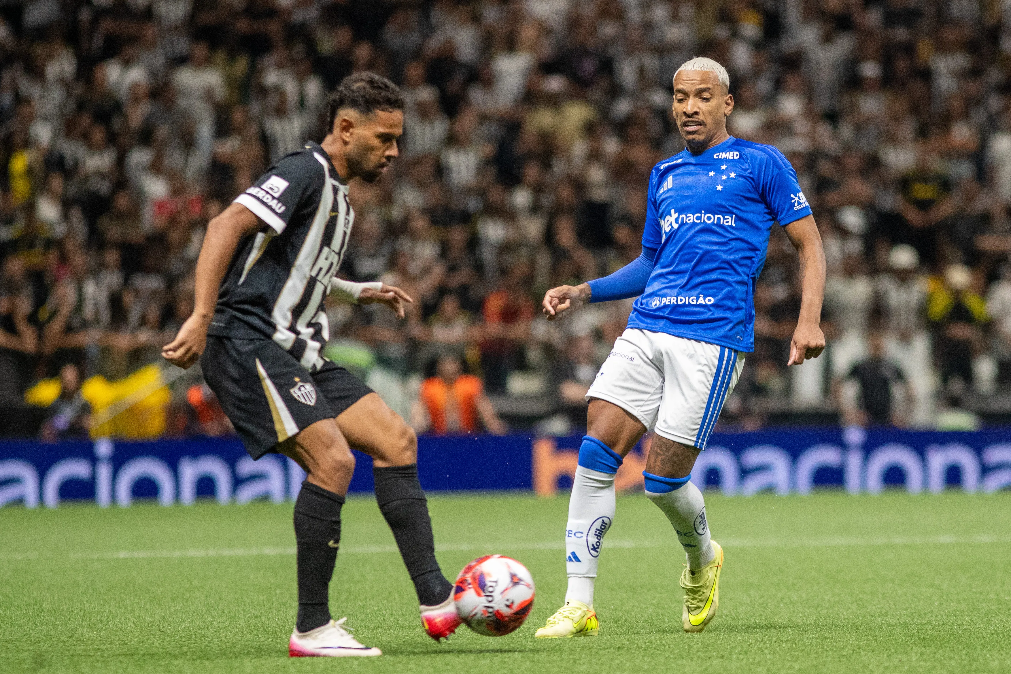Matheus Pereira jogador do Cruzeiro durante partida contra o Atlético no estádio Arena MRV. Foto: Fernando Moreno/AGIF