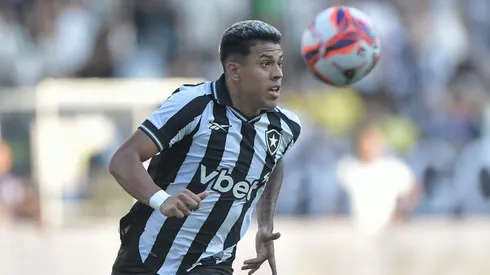 Matheus Martins jogador do Botafogo durante partida contra o Flamengo no estadio Engenhao pelo campeonato Carioca 2026. Foto: Thiago Ribeiro/AGIF