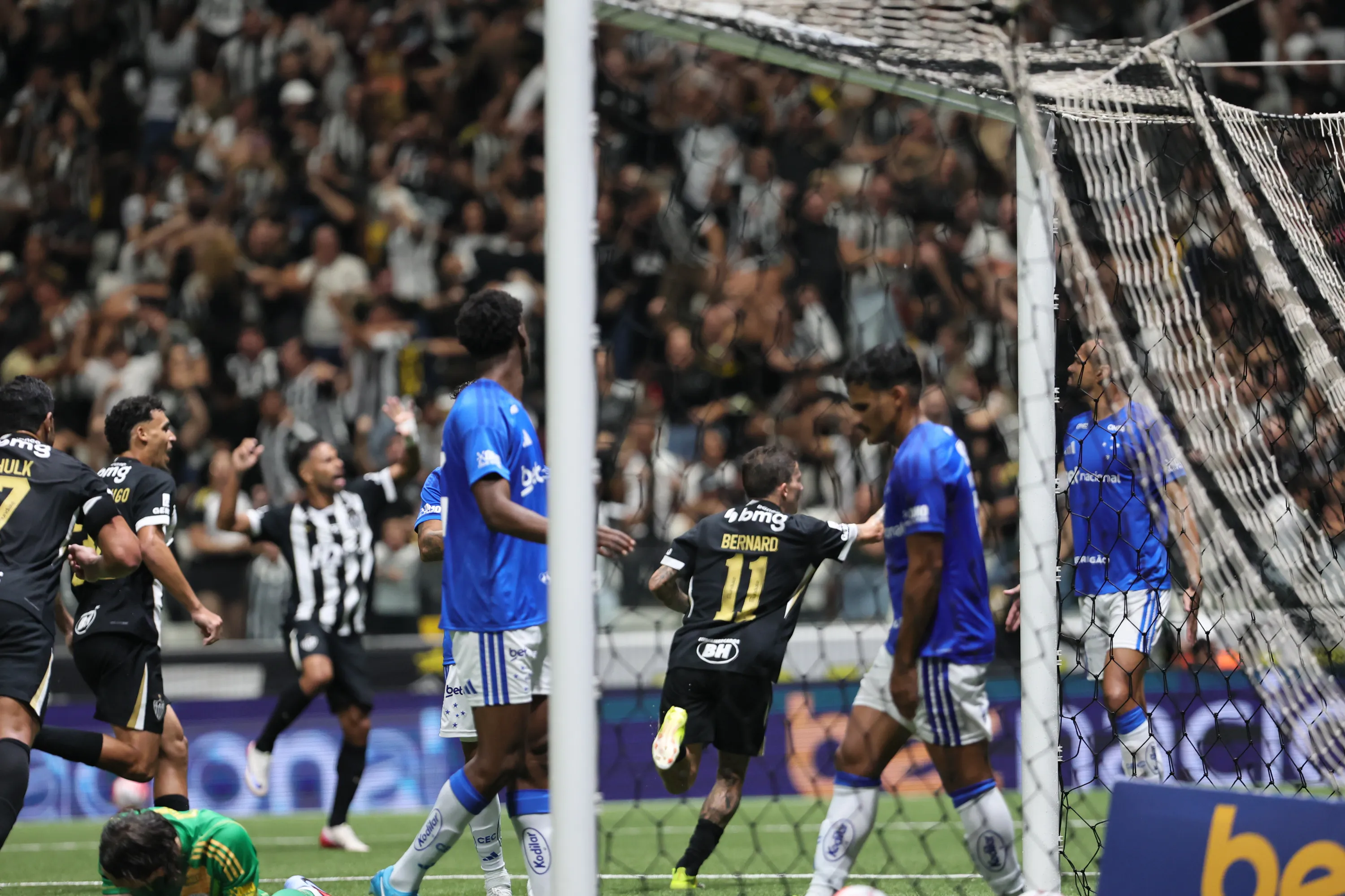 Bernard jogador do Atletico comemora seu gol durante partida contra o Cruzeiro no estadio Arena MRV pelo campeonato Mineiro 2026. Foto: Gilson Lobo/AGIF