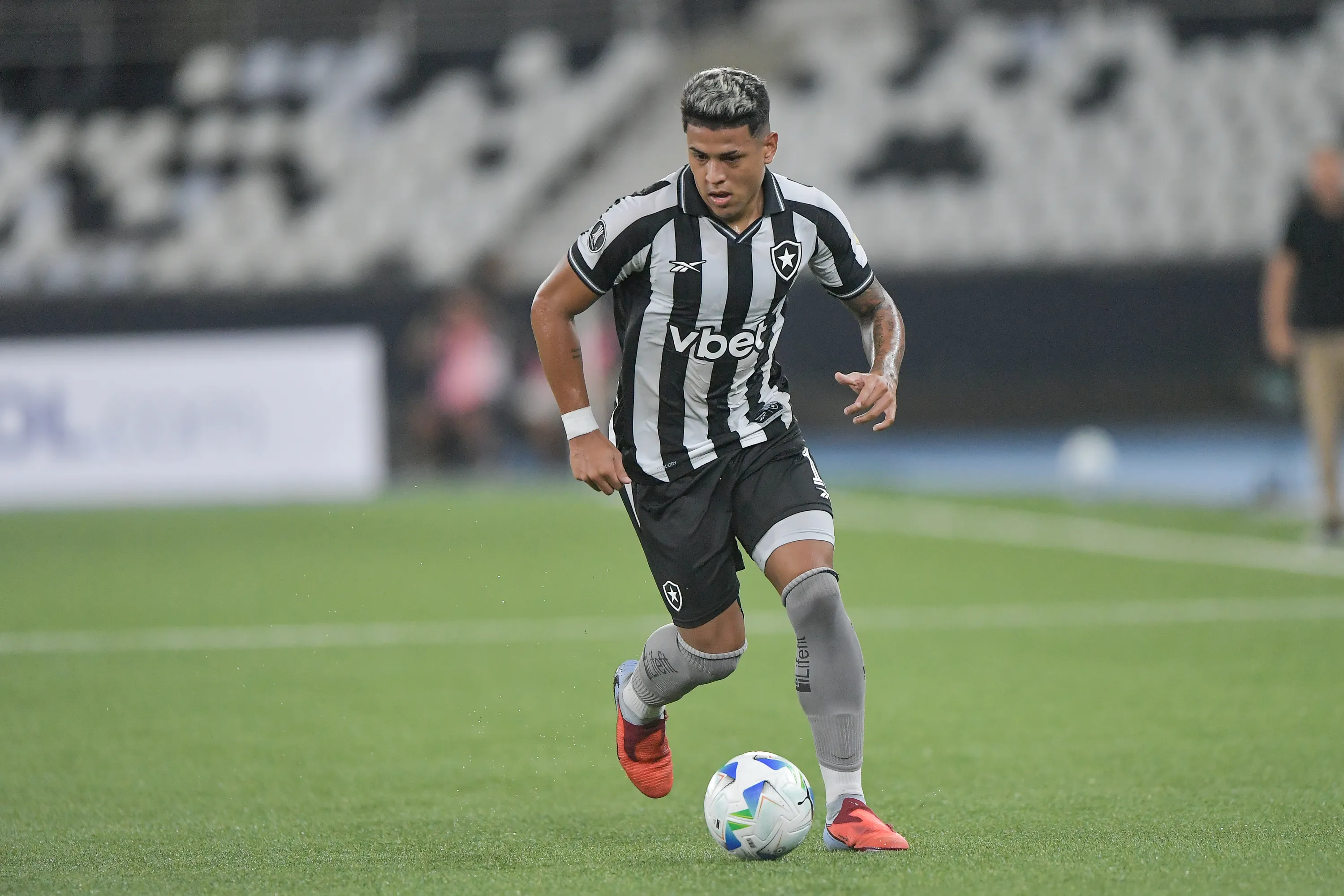 Matheus Martins jogador do Botafogo durante partida contra o Nacional Potosi no estadio Engenhao pelo campeonato Copa Libertadores 2026. Foto: Thiago Ribeiro/AGIF