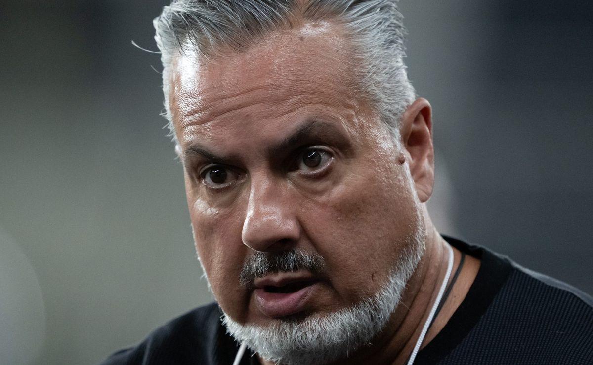 José Boto é firme em reunião e confronta jogadores do Flamengo sobre demissão de Filipe Luís