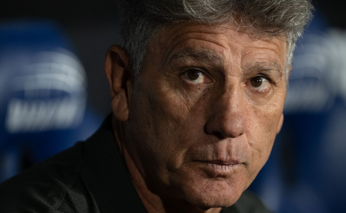 Renato Gaúcho mal chega ao Vasco e tem primeira decisão com mudança na saída de bola do time