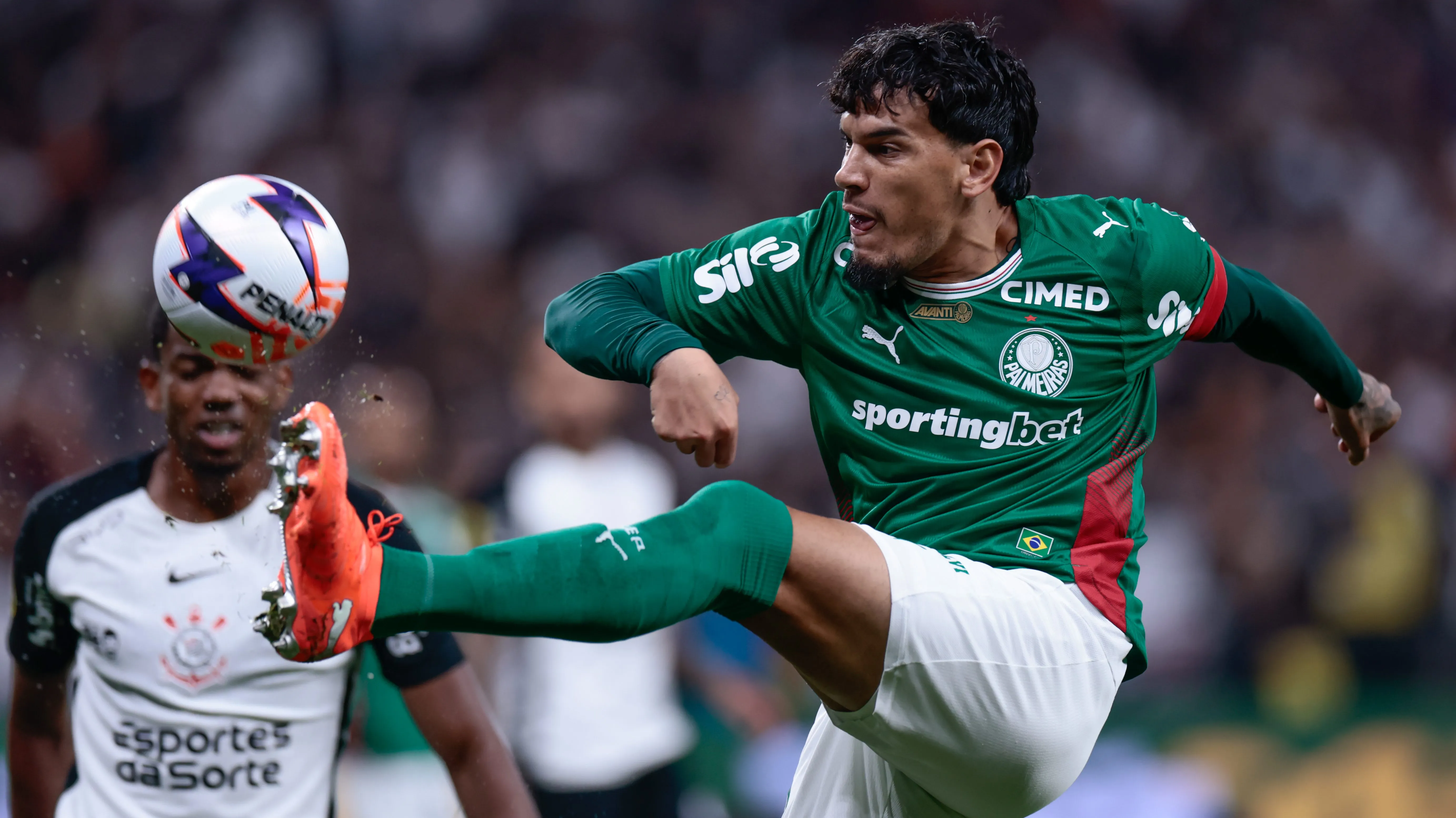 Gustavo Gómez em ação pelo Verdão –  Foto: Marcello Zambrana/AGIF