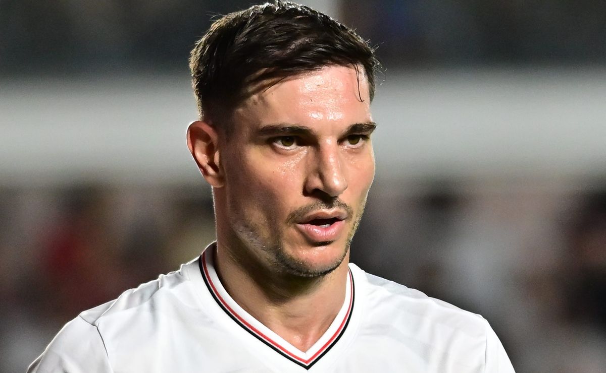 Cédric Soares perde espaço com Crespo no São Paulo, vira terceira opção e saída pode acontecer