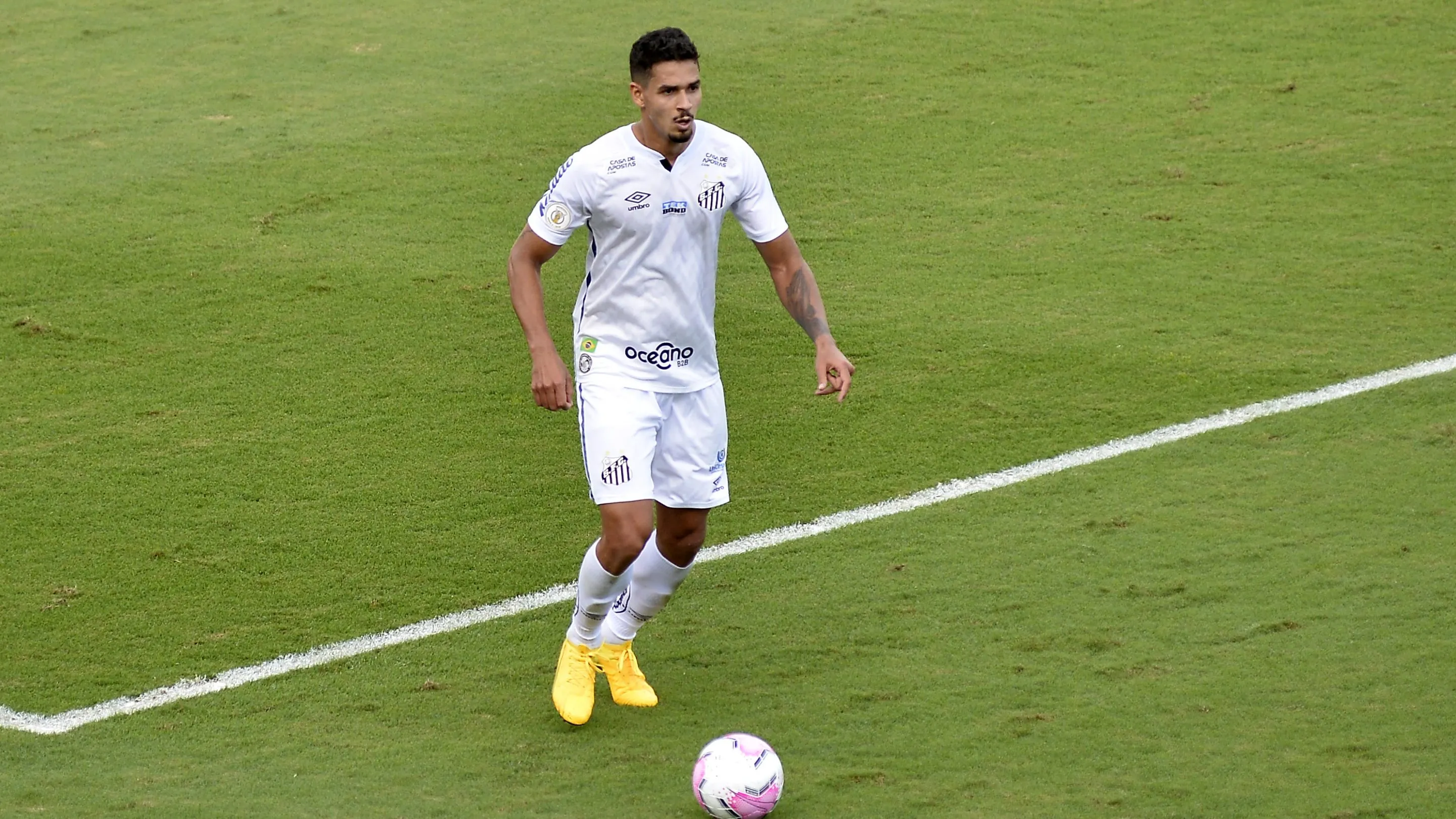 Lucas Verissimo durante a sua passagem pelo Santos em 2020 – Foto: Bruno Ulivieri/AGIF