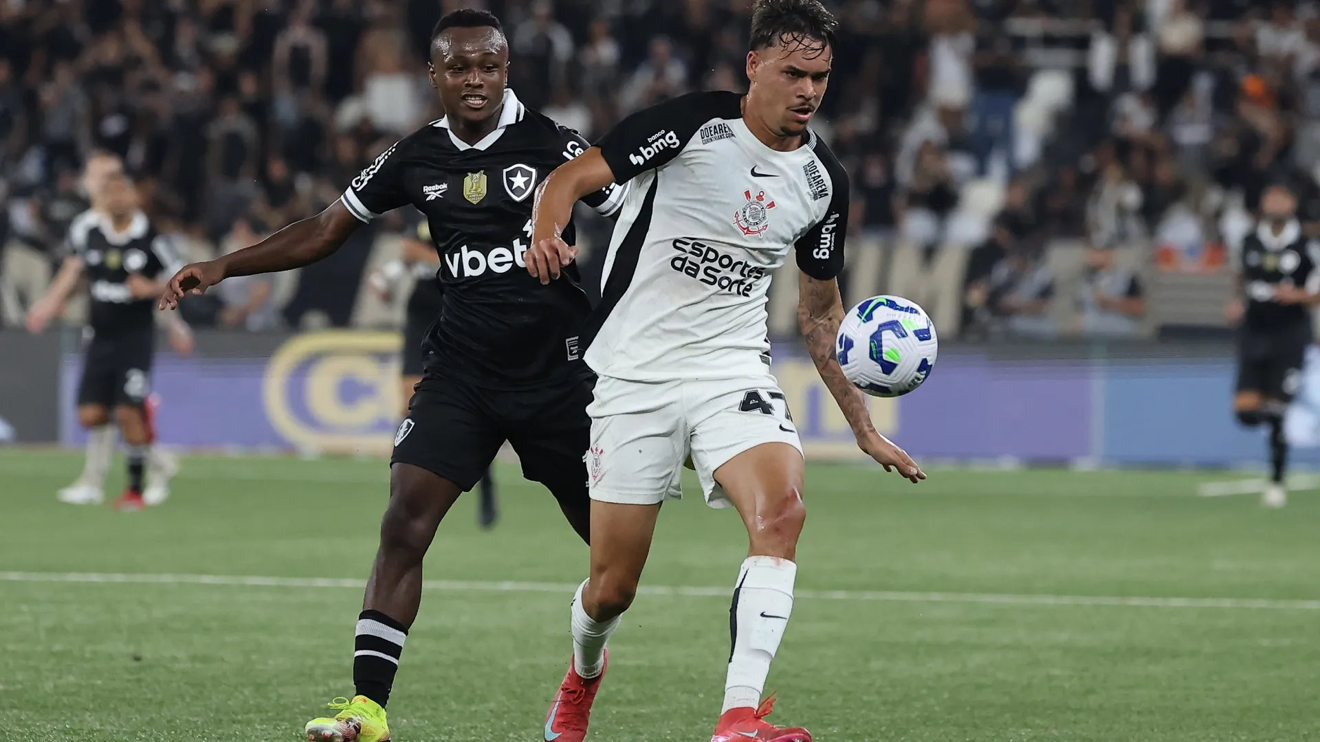 João Pedro Tchoca em ação pelo Corinthians – Foto: Wagner Meier/Getty Images