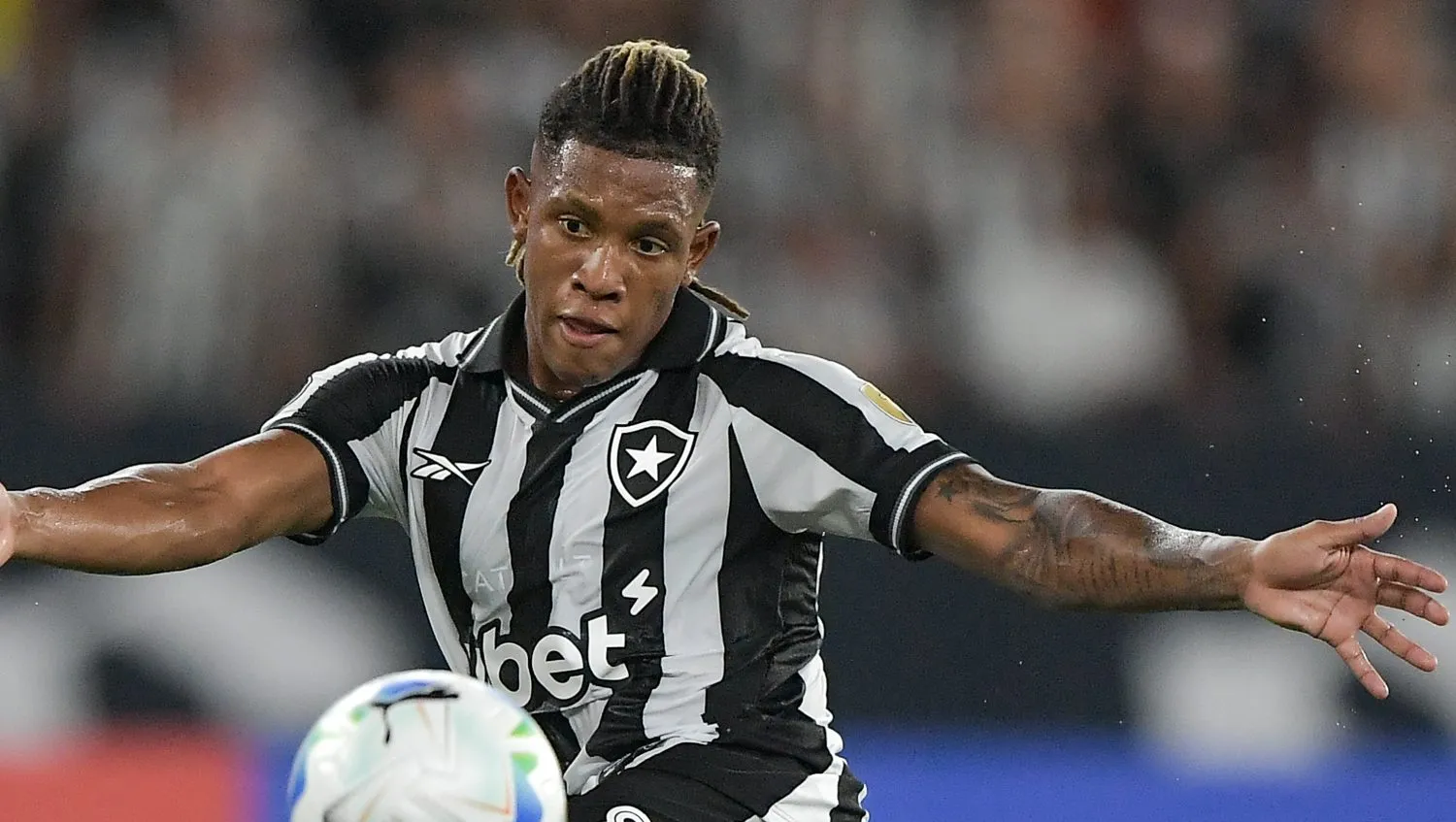 Danillo, do Botafogo. Foto: Foto: Thiago Ribeiro/AGIF