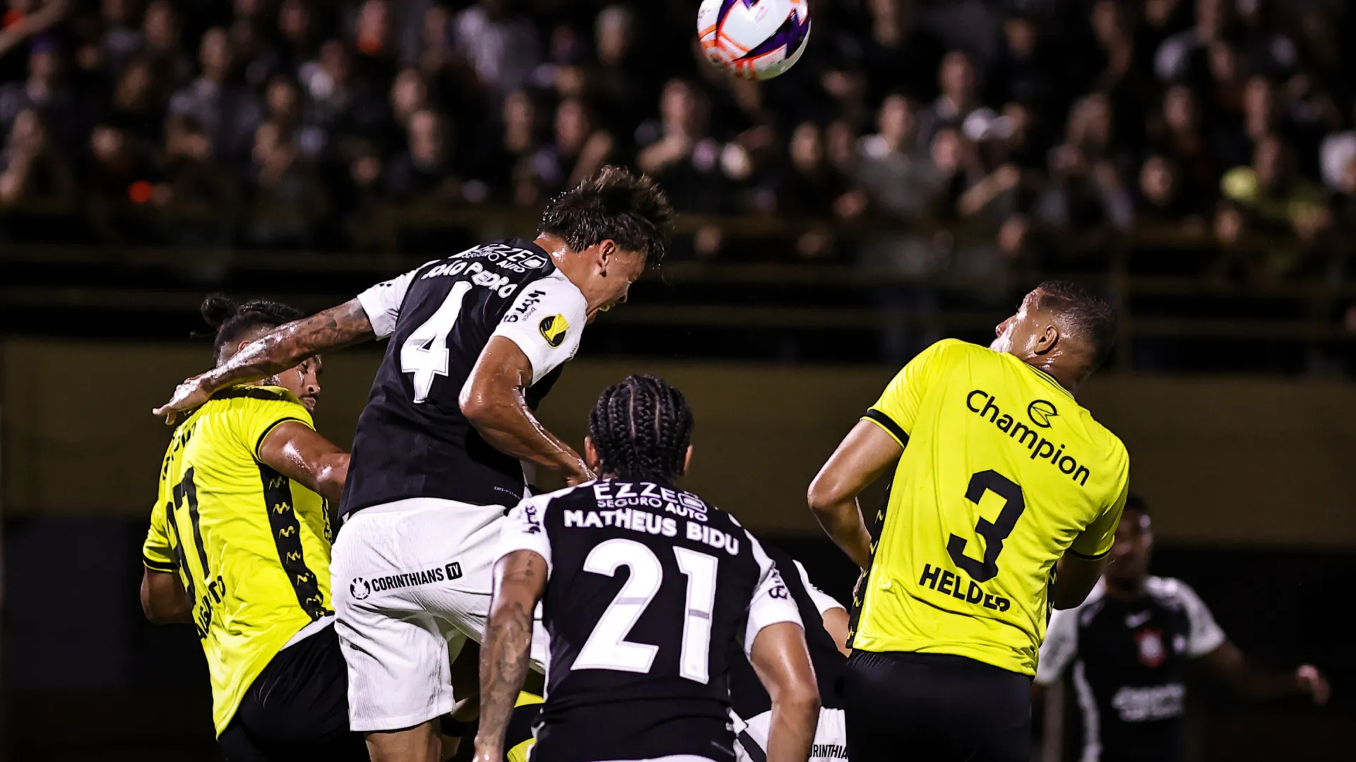 Tchoca disputando bola aérea pelo Corinthians no Paulistão 2026 – Foto: Fabio Giannelli/AGIF
