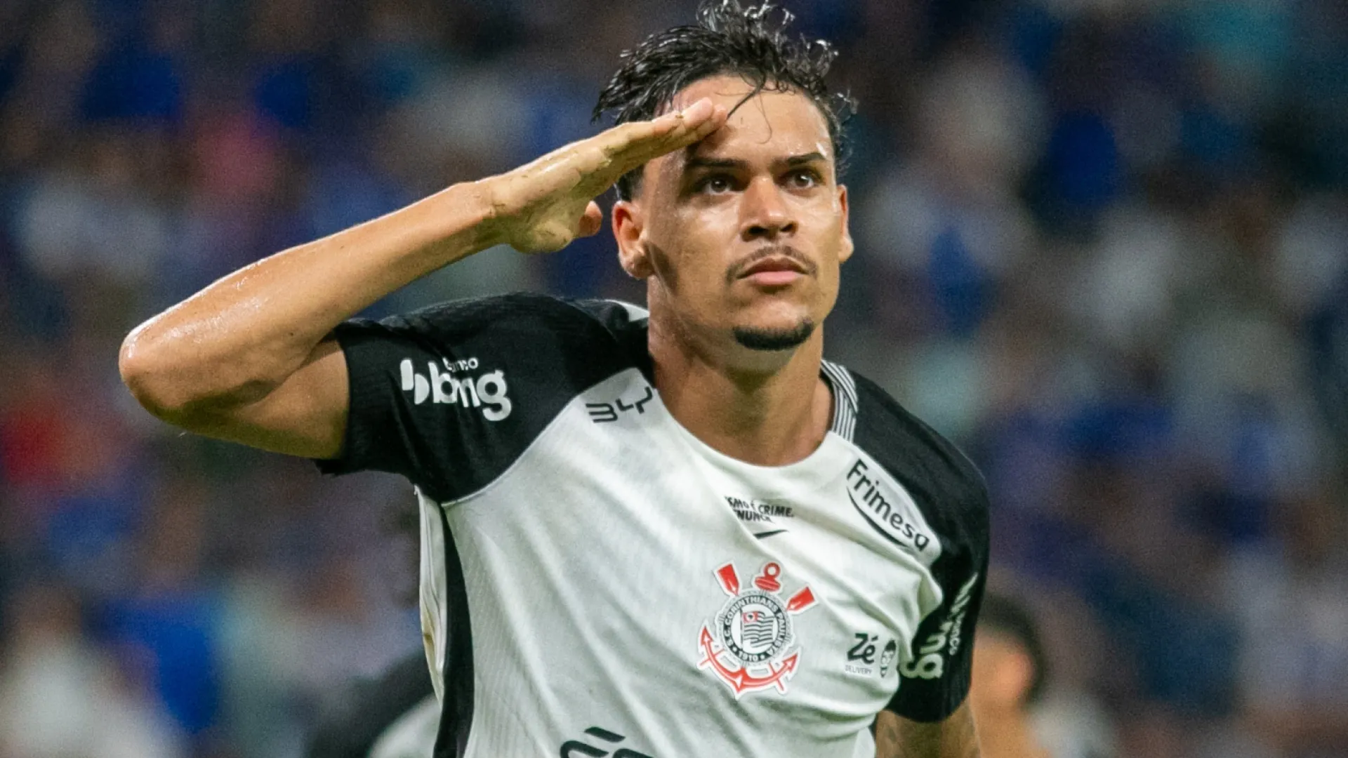 João Pedro Tchoca comemorando após marcar pelo Corinthians – Foto: Fernando Moreno/AGIF