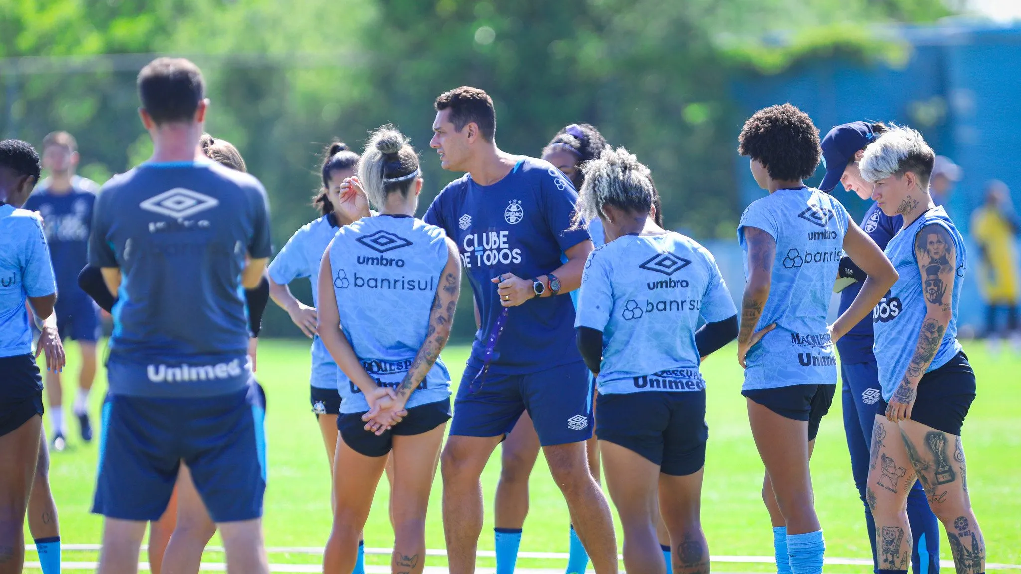 Treinador Cyro Leães em treino do Grêmio Feminino
