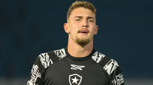 Leo Linck do Botafogo durante aquecimento antes da partida contra o Bragantino no estadio Cicero De Souza Marques pelo campeonato Copa Do Brasil 2025.