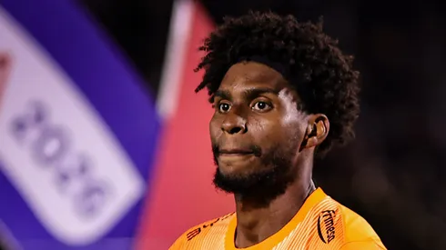 Hugo Souza em campo durante jogo do Timão.