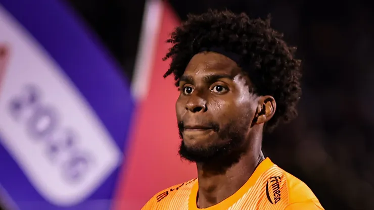 Hugo Souza em campo durante jogo do Timão.