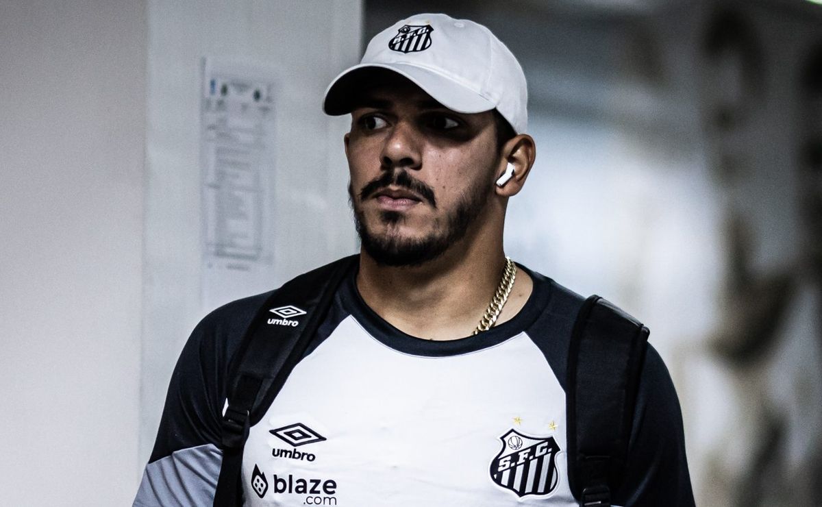 Corinthians quer um novo goleiro no mercado da bola e monitora João Paulo, do Santos