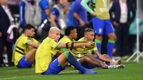 Richarlison lamentando a eliminação na Copa de 2022 – Foto: Laurence Griffiths/Getty Images